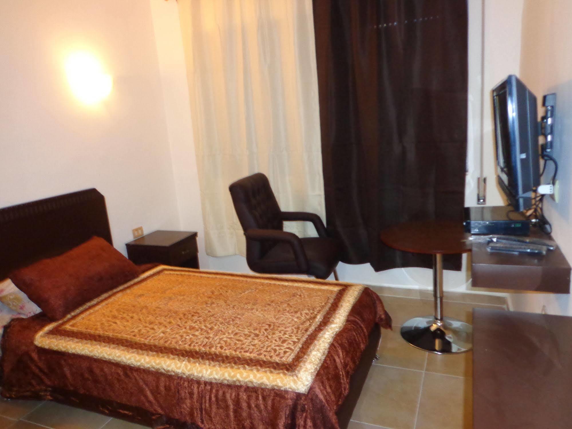 Al Fawanes Hotel Apartments Amman Extérieur photo