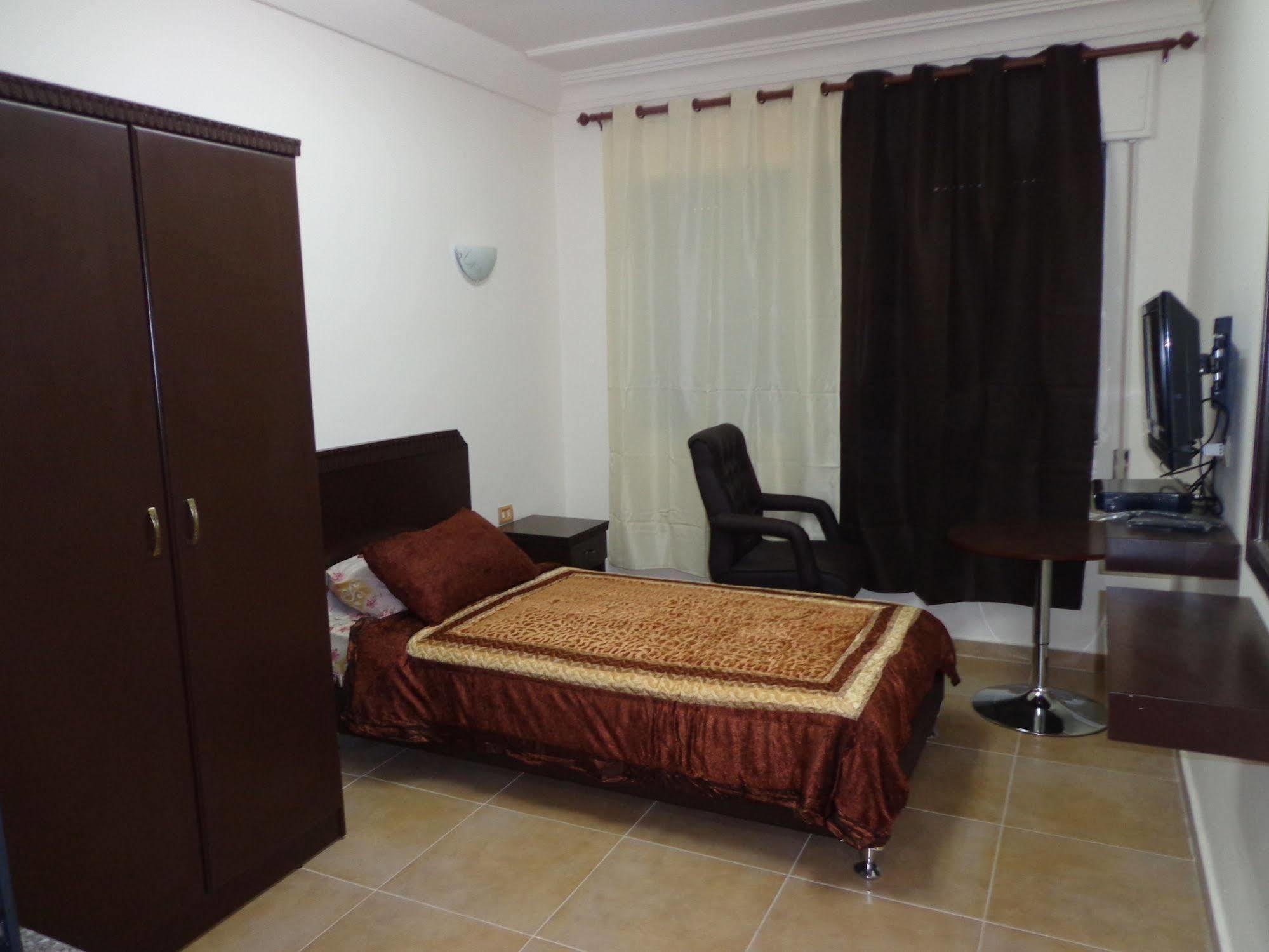 Al Fawanes Hotel Apartments Amman Extérieur photo